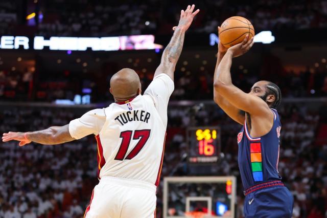 1652085006379041346.jpg 爱游戏体育-P.J.塔克死盯昔日队友,阐释防守尖兵的自我修养