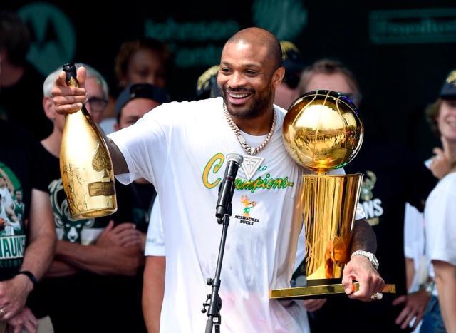 1652085022219054327.jpg 爱游戏体育-P.J.塔克死盯昔日队友,阐释防守尖兵的自我修养