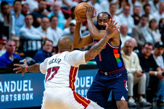 1652085040811039587.jpeg 爱游戏体育-P.J.塔克死盯昔日队友,阐释防守尖兵的自我修养